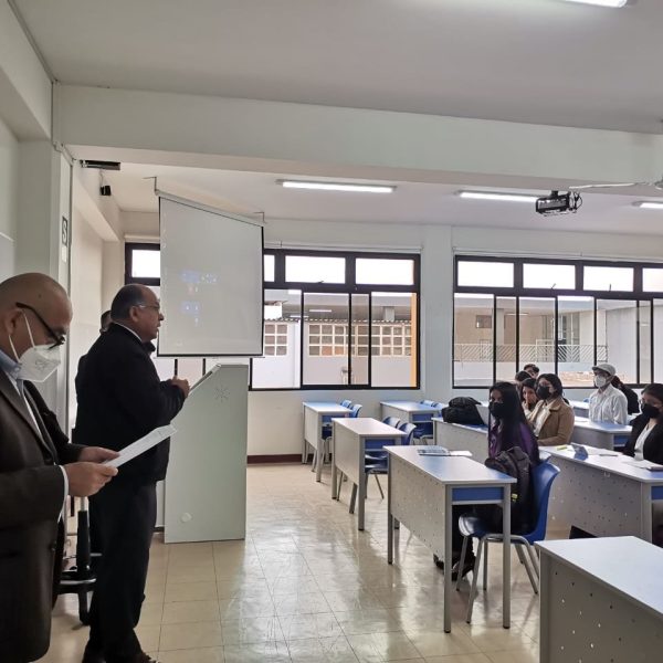Por primera vez estudiantes de Ciencias Administrativas dan examen final presencial