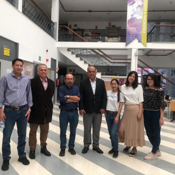 El doctor Hidalgo se reunió con estudiantes de la FCA que hacen movilidad en Universidad de Sevilla