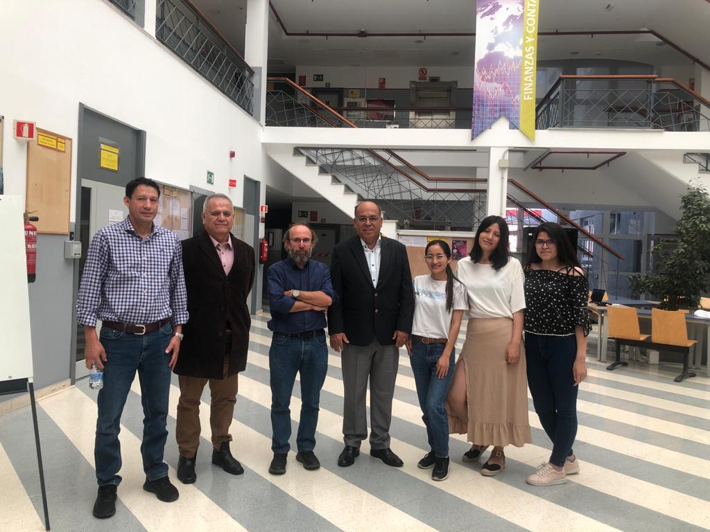 El doctor Hidalgo se reunió con estudiantes de la FCA que hacen movilidad en Universidad de Sevilla