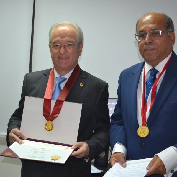 Distinguen como “Profesor Humanista” a decano de la Universidad de Buenos Aires