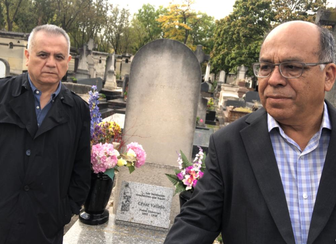 A los 100 años de la publicación de Trilce FCA visita la tumba de César Vallejo