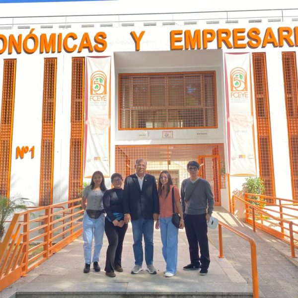 Dr. Augusto Hidalgo visitó a alumnos de la FCA en Sevilla