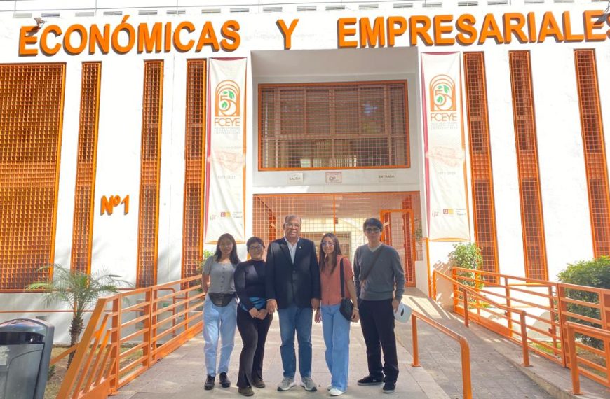 Dr. Augusto Hidalgo visitó a alumnos de la FCA en Sevilla