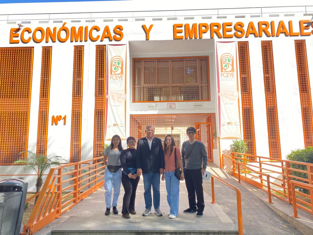 Dr. Augusto Hidalgo visitó a alumnos de la FCA en Sevilla