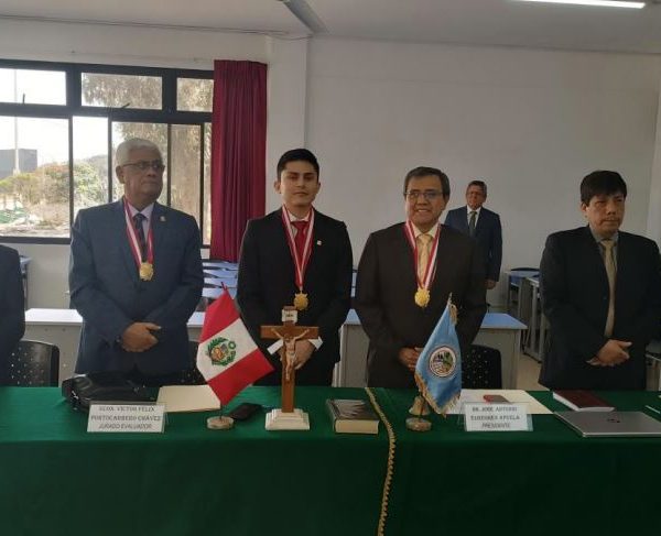 Felicitaciones a Hernani Contreras Chacón por obtener el título de licenciado