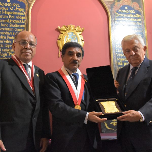 San Marcos otorga reconocimiento de “Empresario Líder” al presidente de la Cámara de Comercio de Sevilla