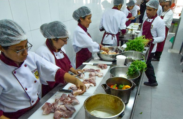 Alumnos de Administración de Turismo realizan taller de cocina internacional