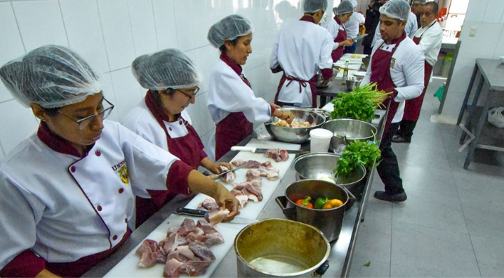 Alumnos de Administración de Turismo realizan taller de cocina internacional
