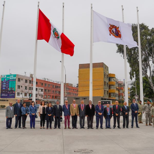 FCA presidió izamiento de Pabellón Nacional