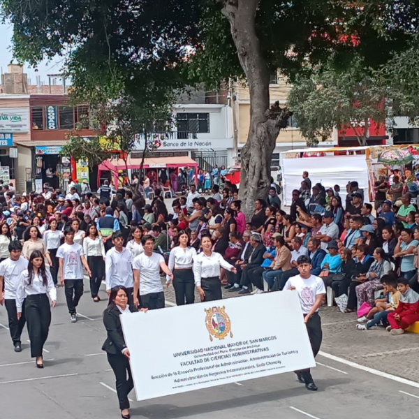 Estudiantes de la FCA participaron en desfile por aniversario de Chancay