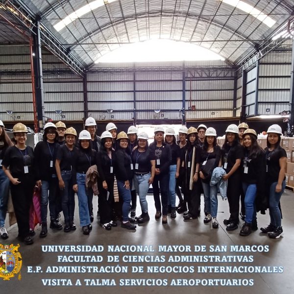 Estudiantes de Negocios visitan Talma Servicios Aeroportuarios para una inmersión en logística y comercio internacional