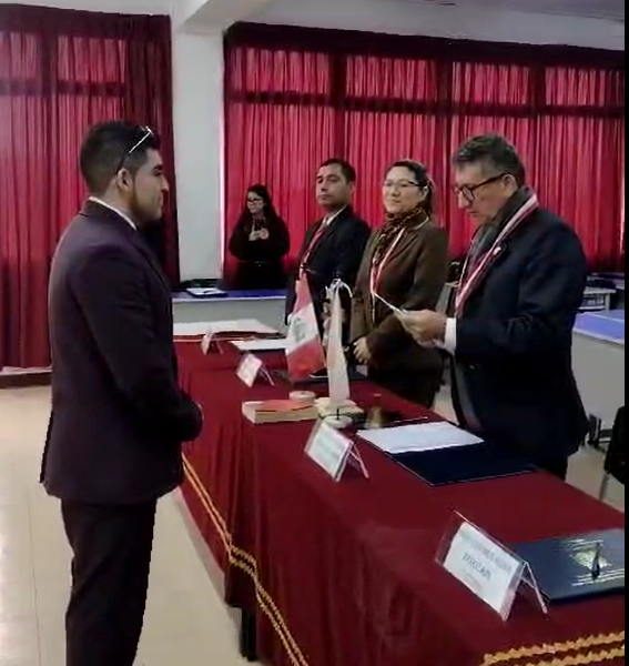 Nuevo Licenciado: Carlos Hernández presentó innovadora tesis sobre marketing en tiendas virtuales