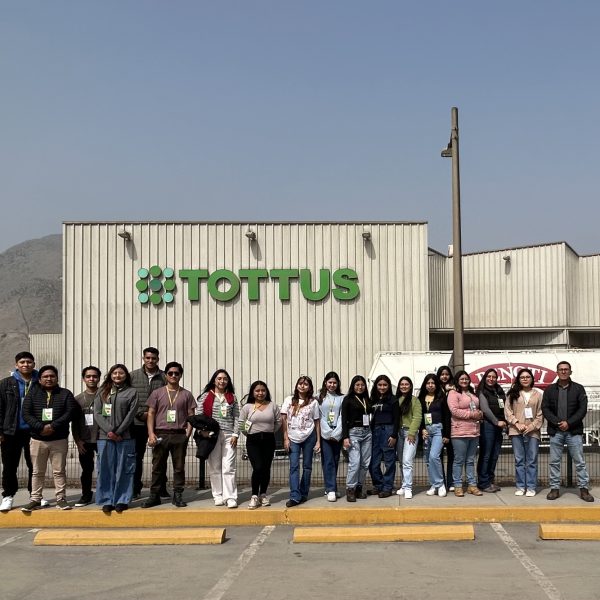 Estudiantes de Administración visitan Totus y exploran innovaciones en gestión de almacenes