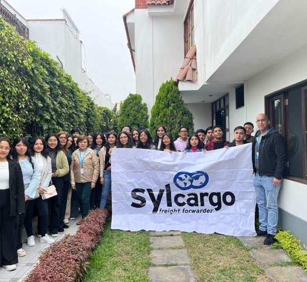 Estudiantes de Logística del Ciclo V Enriquecen su Conocimiento en SYL CARGO S.A