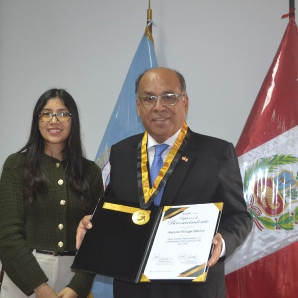 Decano de la FCA recibe distinción por su trayectoria en el marco del X encuentro de líderes empresariales del CAENE