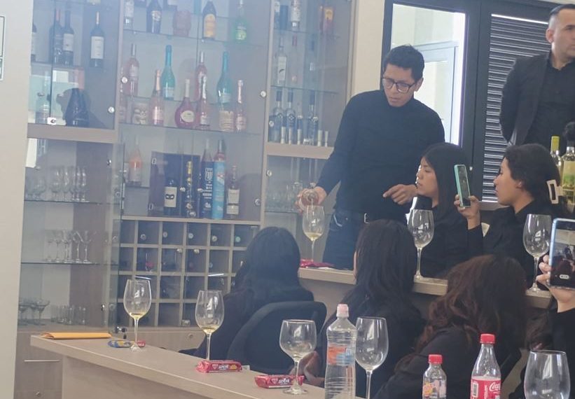 Primera clase de cata de vino blanco en el nuevo ambiente de la Escuela de Turismo