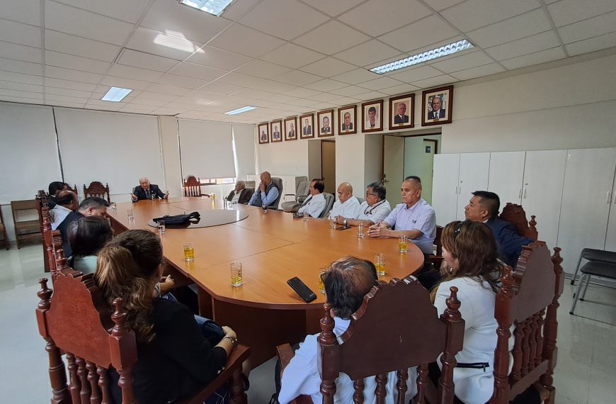 Decano de la FCA se reunió con los docentes de pregrado