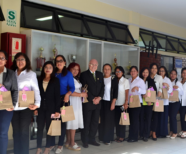 Doctor Enrique Bedoya homenajea a secretarias de la FCA por su día