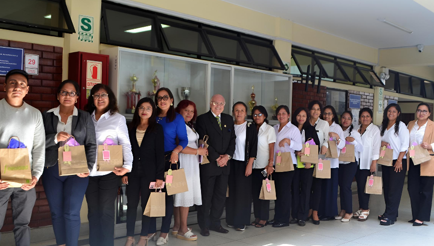 Doctor Enrique Bedoya homenajea a secretarias de la FCA por su día
