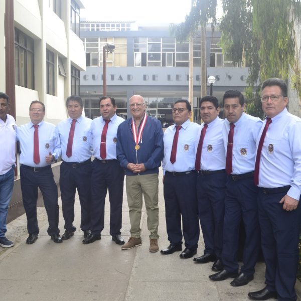 Entrega de uniformes al personal de seguridad, servicios, informática y administrativo en la FCA