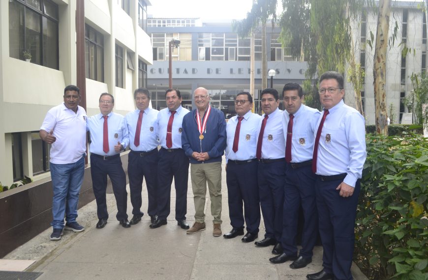 Entrega de uniformes al personal de seguridad, servicios, informática y administrativo en la FCA