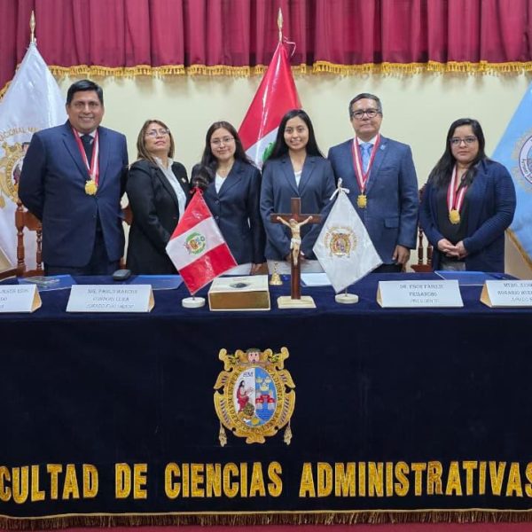 ¡MÁXIMOS HONORES! Felicidades a nuestras nuevas licenciadas en Administración