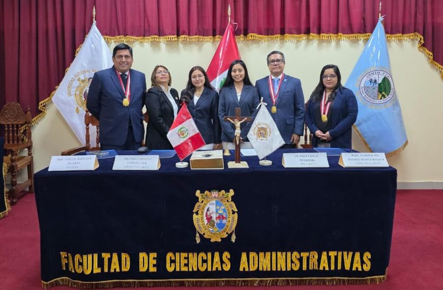 ¡MÁXIMOS HONORES! Felicidades a nuestras nuevas licenciadas en Administración