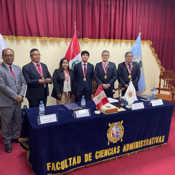 Nuevos licenciados en Administración de Negocios Internacionales aprueban con dieciocho ¡FELICITACIONES!