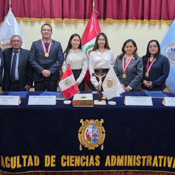 ¡CON MÁXIMO HONORES! Felicidades licenciadas en Administración
