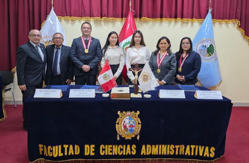 ¡CON MÁXIMO HONORES! Felicidades licenciadas en Administración
