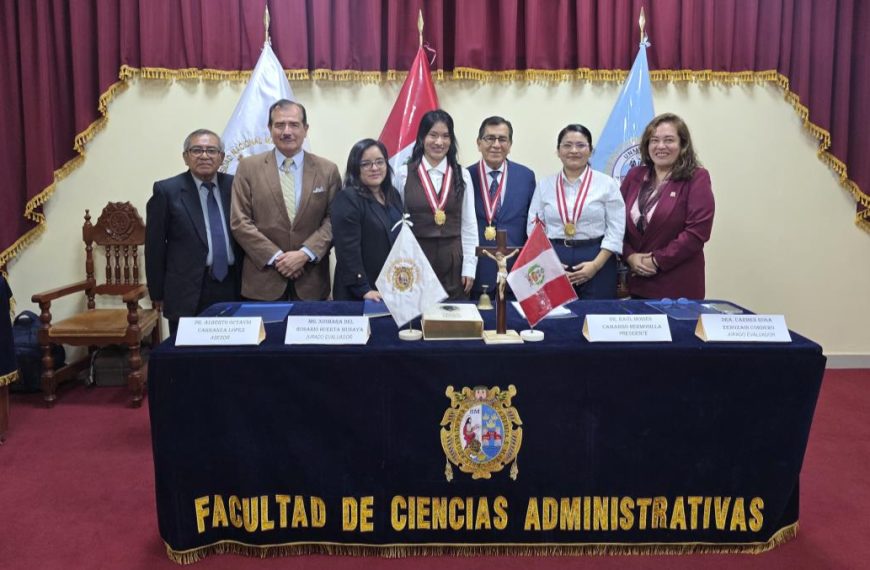 ¡Felicitaciones a las licenciadas en Administración!